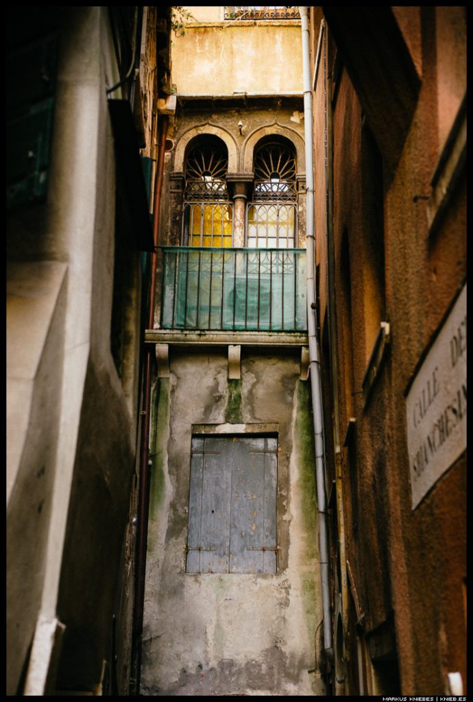Eine kleine Gasse auf Venedig