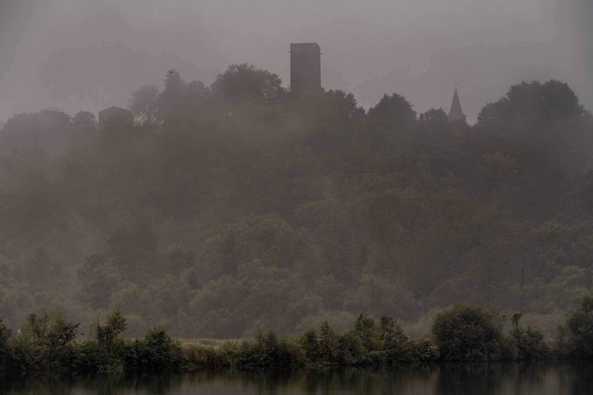 Burg Blankenstein im Nebel