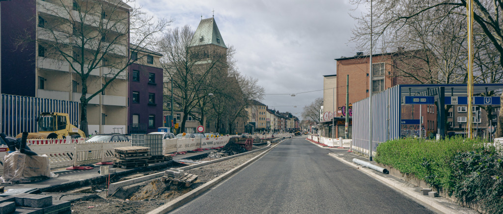 Die neu asphaltierte Nordseite der Hattinger Straße