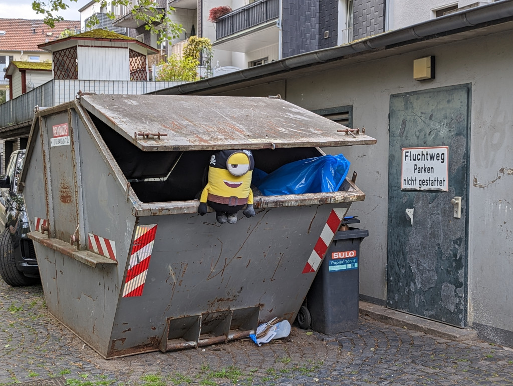 Minion Stuart hält Containerklappe offen