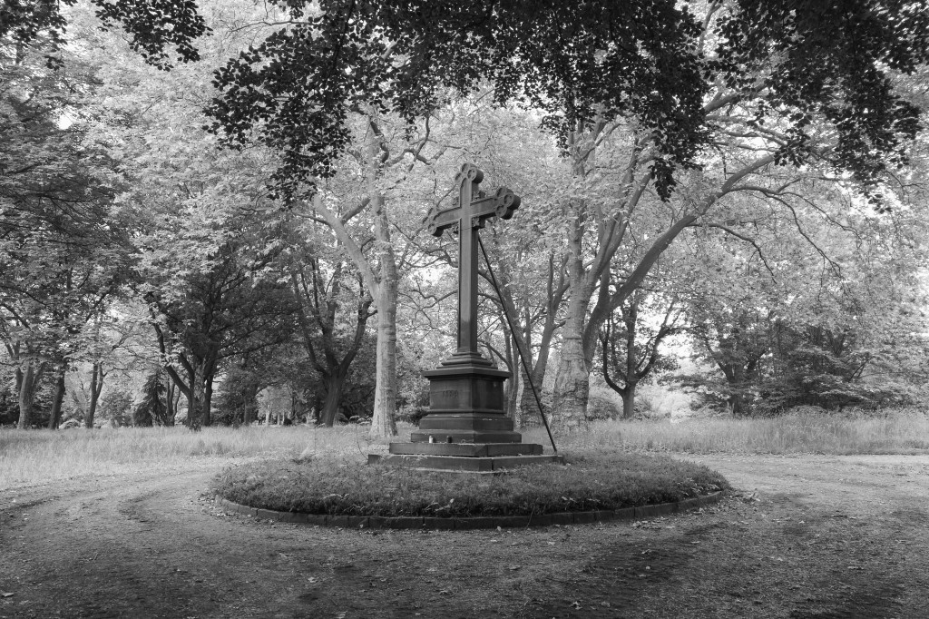 schwarz-weiss Fotos eins neugotischen Sandsteinkreuzes aus dem Jahr 1884 auf dem Friedhof Blumenstraße