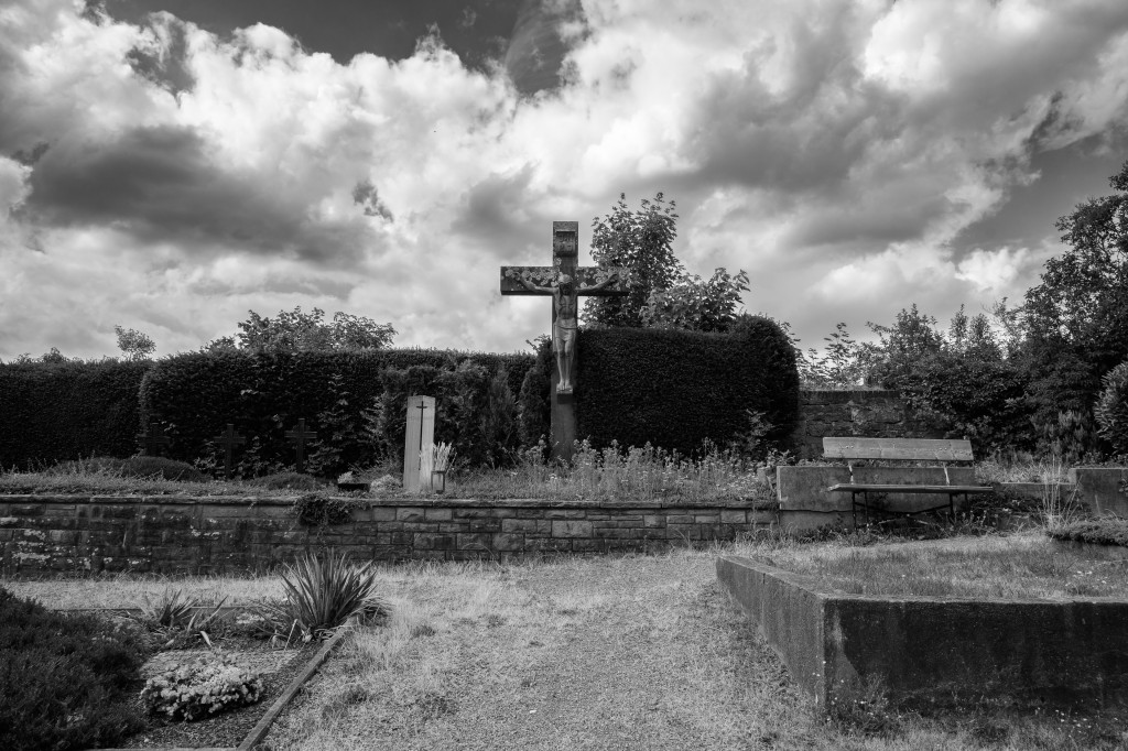 Schwarz-Weises Foto von einem Kreuz auf dem Friedhof in Blankenstein