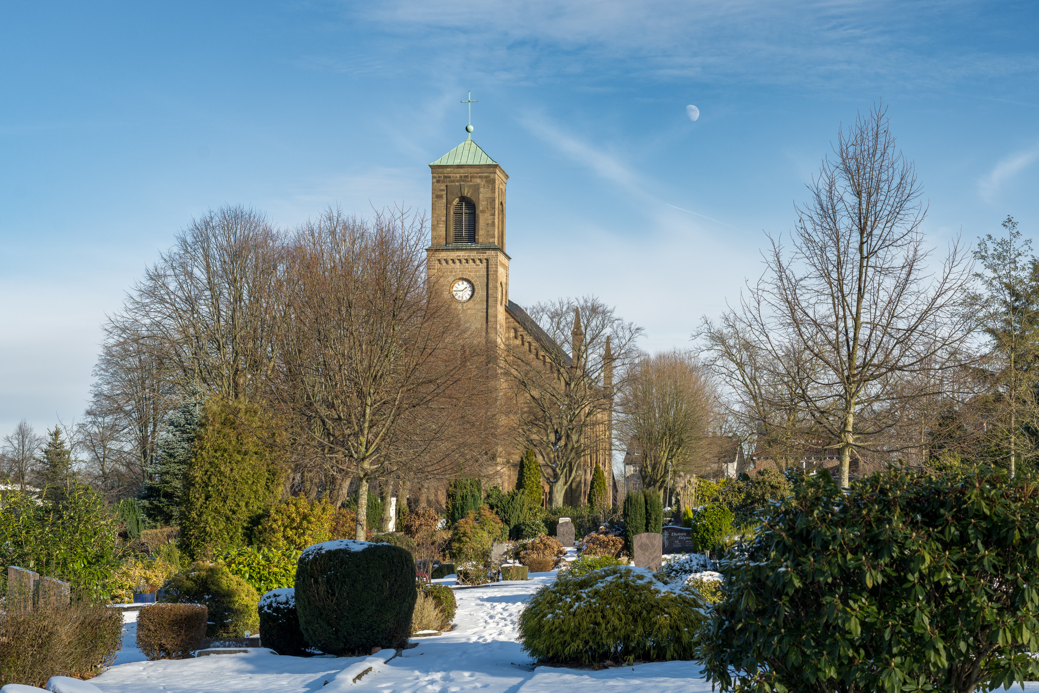 Matthäuskirche Weitmar mit Turm und Mond. 