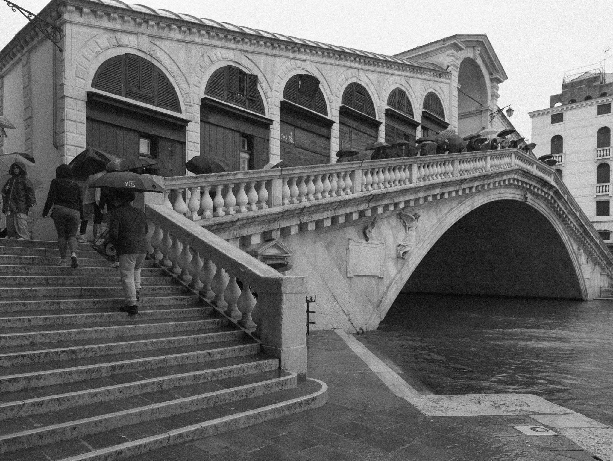 Rialtobrücke im Regen