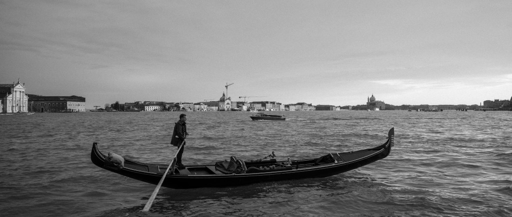 Gondel mit einem Gondoliere in dicker Jacke in der Lagune von Venedig