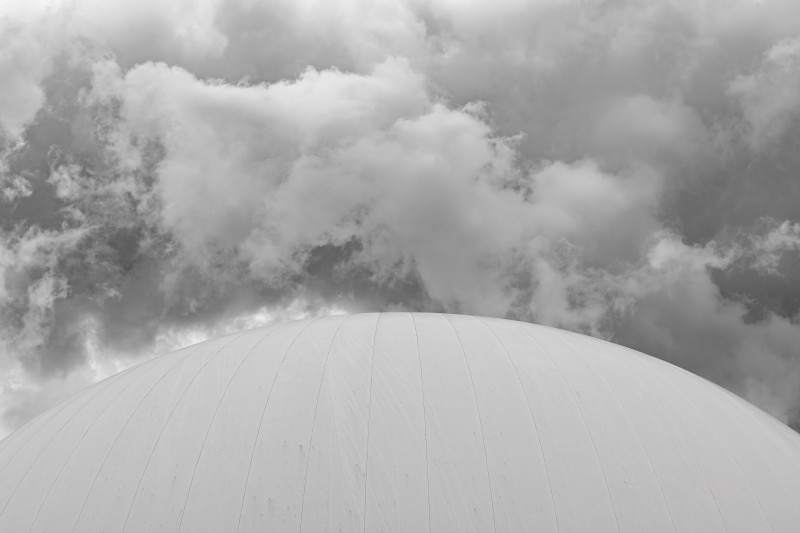 Im oberen Bildteil konturreihen Wolken. Im unteren Bildteil ein Teil der Kuppel der Sternwarte Bochum. 