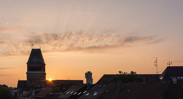 Sonnenaufgang hinter der Meinolphuskirche