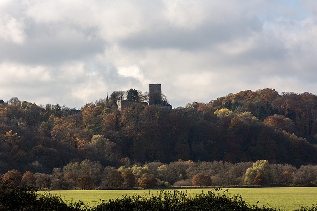 Burg Blankenstein im Herbstwald