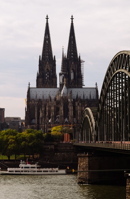 Der Kölner Dom, die Hohenzollernbrücke und der Rhein auf einem Foto
